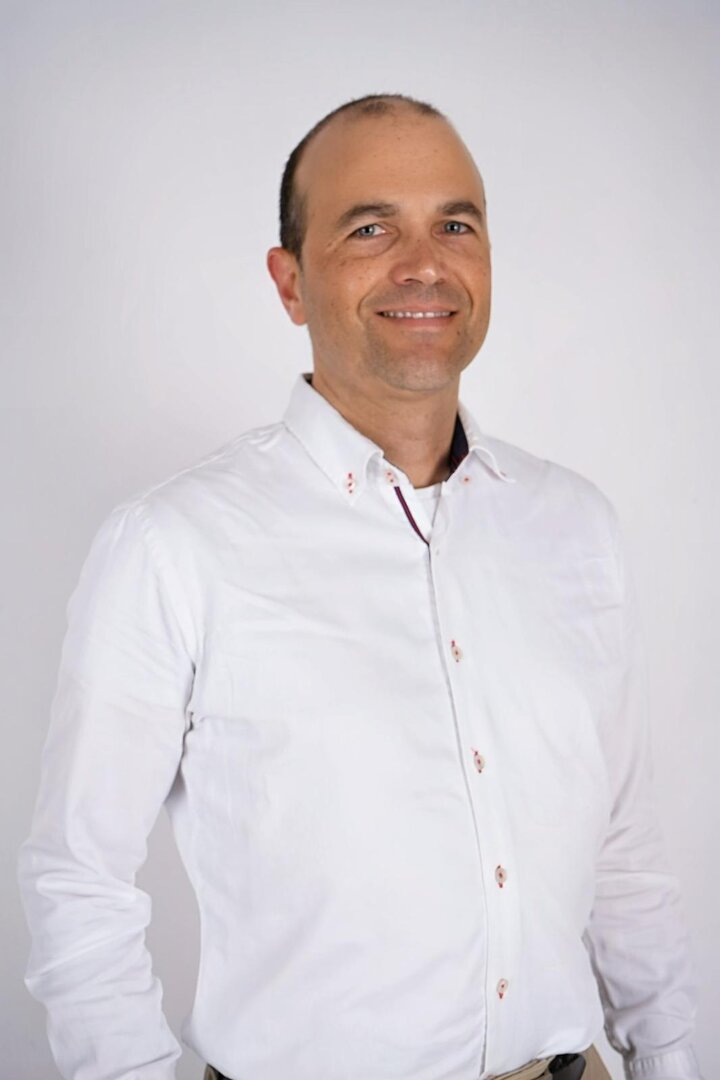 <h2 style="font-weight:500;color: #0b3661;">Dr. Lluís Albert Corman</h2> <h3>Formación</h3> <hr style="border: 0; height: 2px; background-color: #444; width: 30%; margin: 1em 0; ">