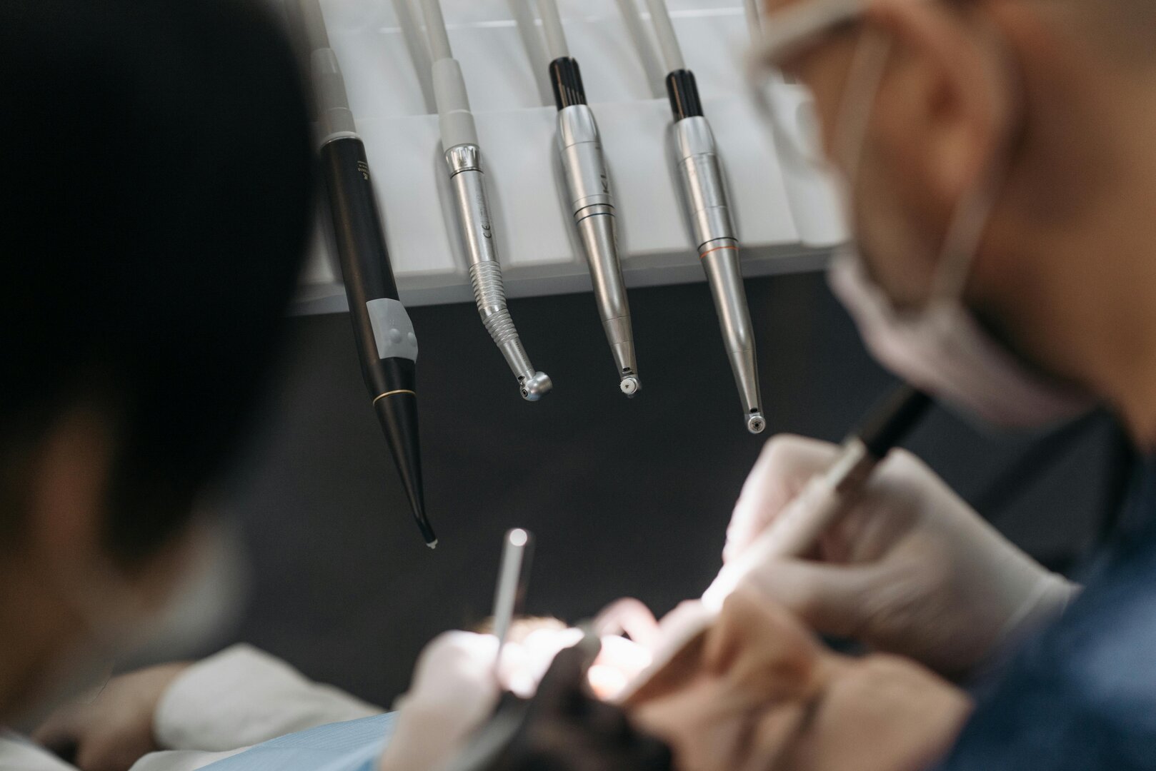 <h2 style="color:#0b3661;">Tratamos caries y lesiones sin necesidad de extracciones</h2>
